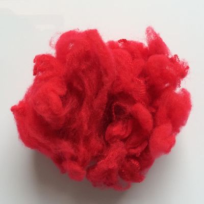 lo stimolante di 3Dx32MM ha tinto la fibra di graffetta di poliestere riciclata rossa per pelliccia falsa artificiale