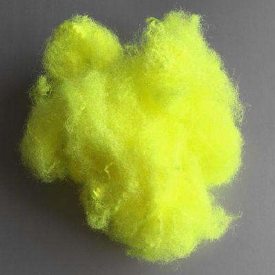 verde brillante della fibra di graffetta di poliestere del triangolo di 9d X 64mm per il panno della pallina da tennis